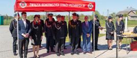Na zdjęciu uczestnicy Apelu wraz z Wicestarostą Dąbrowskim