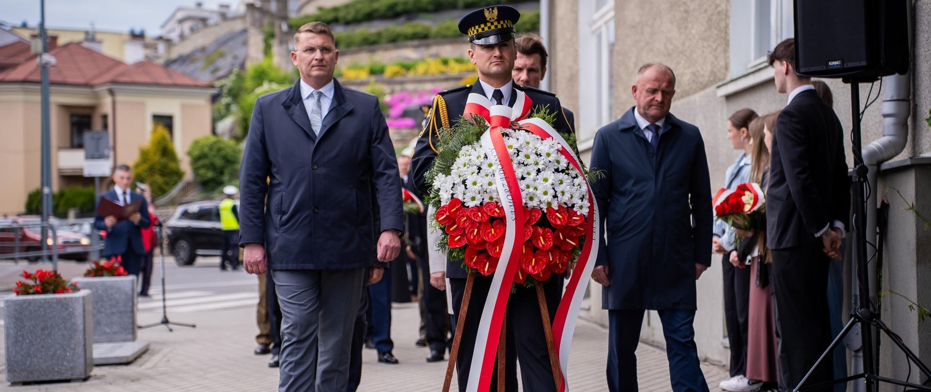 Delegacja samorządów Powiatu Gorlickiego, Miasta Gorlice, Gminy Gorlice składa biało-czerwony wieniec 