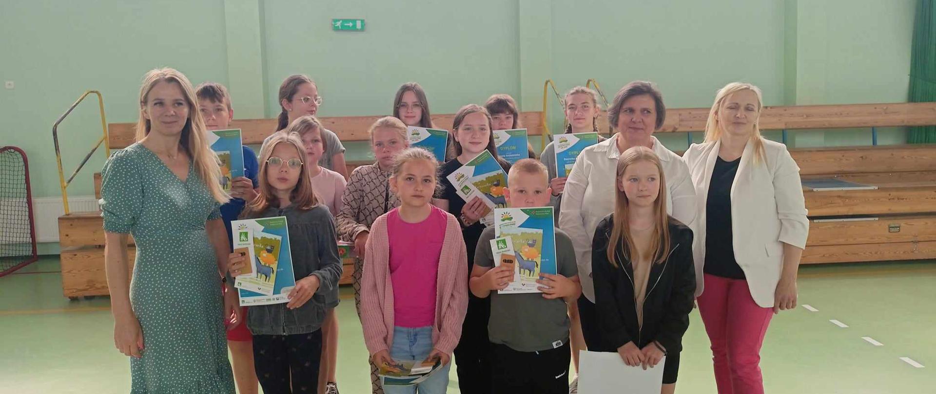 Dzieci odbierające nagrody za udział w konkursie