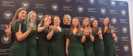 Dziewczyny pozują do wspólnego zdjęcia