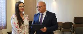 Starosta składa dyrektorom podziękowania, wręczając list gratulacyjny
