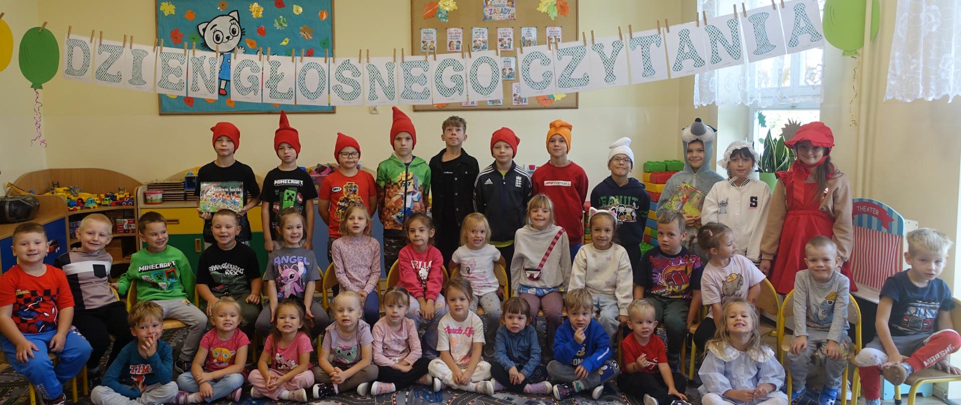 Wspólne pamiątkowe zdjęcie przedszkolaków z uczniami klasy III