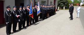 Zdj.1 – przedstawia zbiórkę pododdziałów jednostek OSP z terenu Gminy Ruda Maleniecka: (OSP Ruda Maleniecka, OSP Kołoniec, OSP Lipa, OSP Dęba, OSP Młotkowice, OSP Wyszyna Fałkowska, OSP Koliszowy, MDP Ruda Maleniecka) na placu przed strażnicą OSP w Rudzie Malenieckiej. Naprzeciw jednostek przedstawiciele lokalnego samorządu na czele z Wójtem Gminy – P. Jolantą Orman.