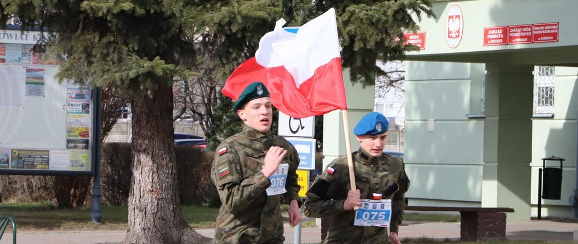 Uczestnicy biegu "Tropem Wilczym"