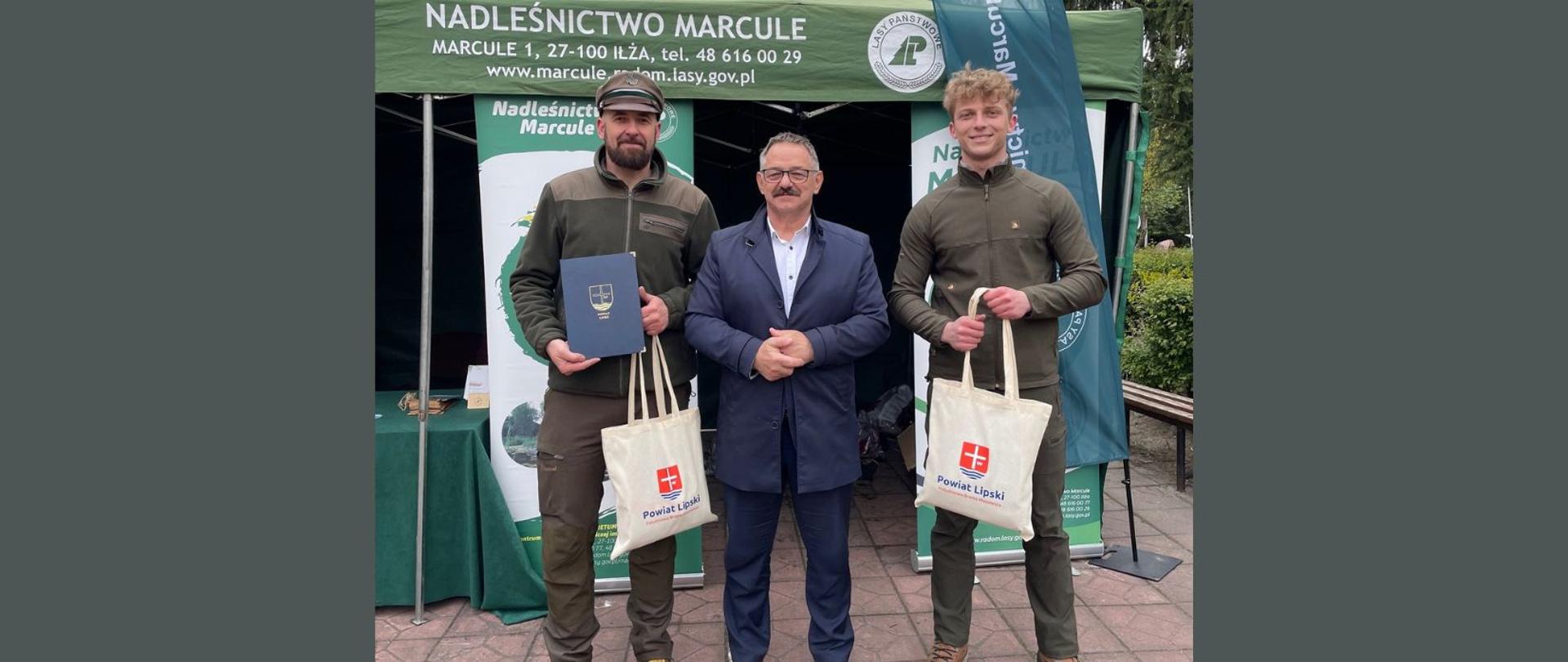 Przedstawiciele Nadleśnictwa Marcule oraz Starosta Lipski w miejscu akcji.