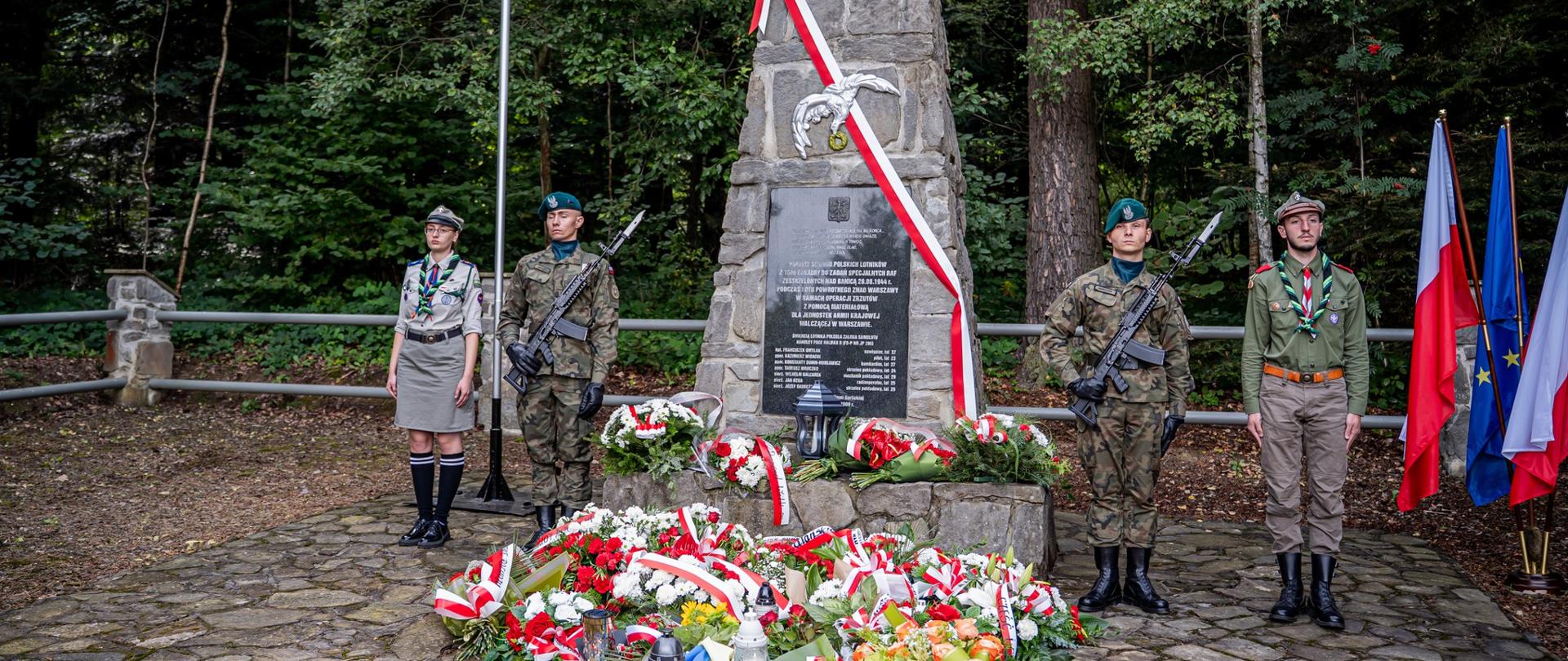 Pomnik siedmiu lotników w Banicy z wartą honorową żołnierzy i harcerzy. U stóp monumentu złożone kwiaty i zapalone znicze