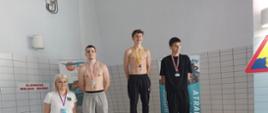 Moment nagrodzenia uczestników - młodzi zawodnicy stoją na podium