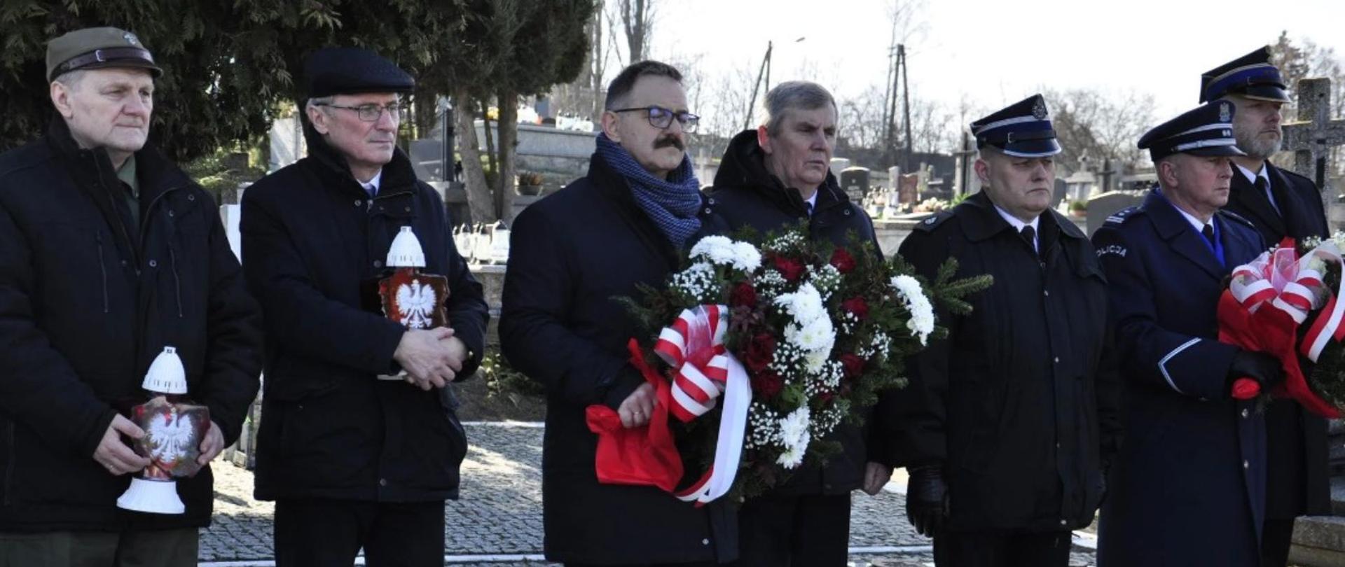 Przedstawiciele Powiatu Lipskiego oraz komendanci służb bezpieczeństwa powiatu podczas apelu Pamięci na cmentarzu parafialnym w Lipsku.