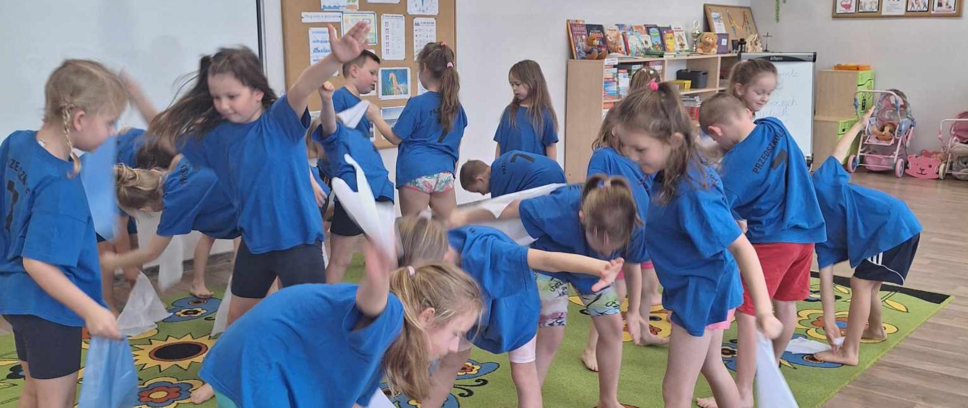 DZIECI WYKONUJĄ ĆWICZENIA GIMNASTYCZNE ZDROWO I SPORTOWO - ZMYSŁY
