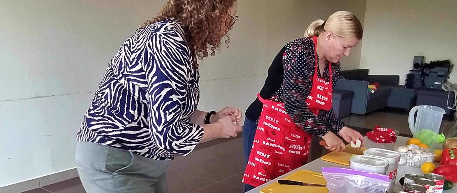 Uczestnicy Klubu Senior+ podczas przygotowywania posiłków