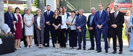 Wszyscy zaproszeni goście na uroczystym otwarciu budynku wielofunkcyjnego.