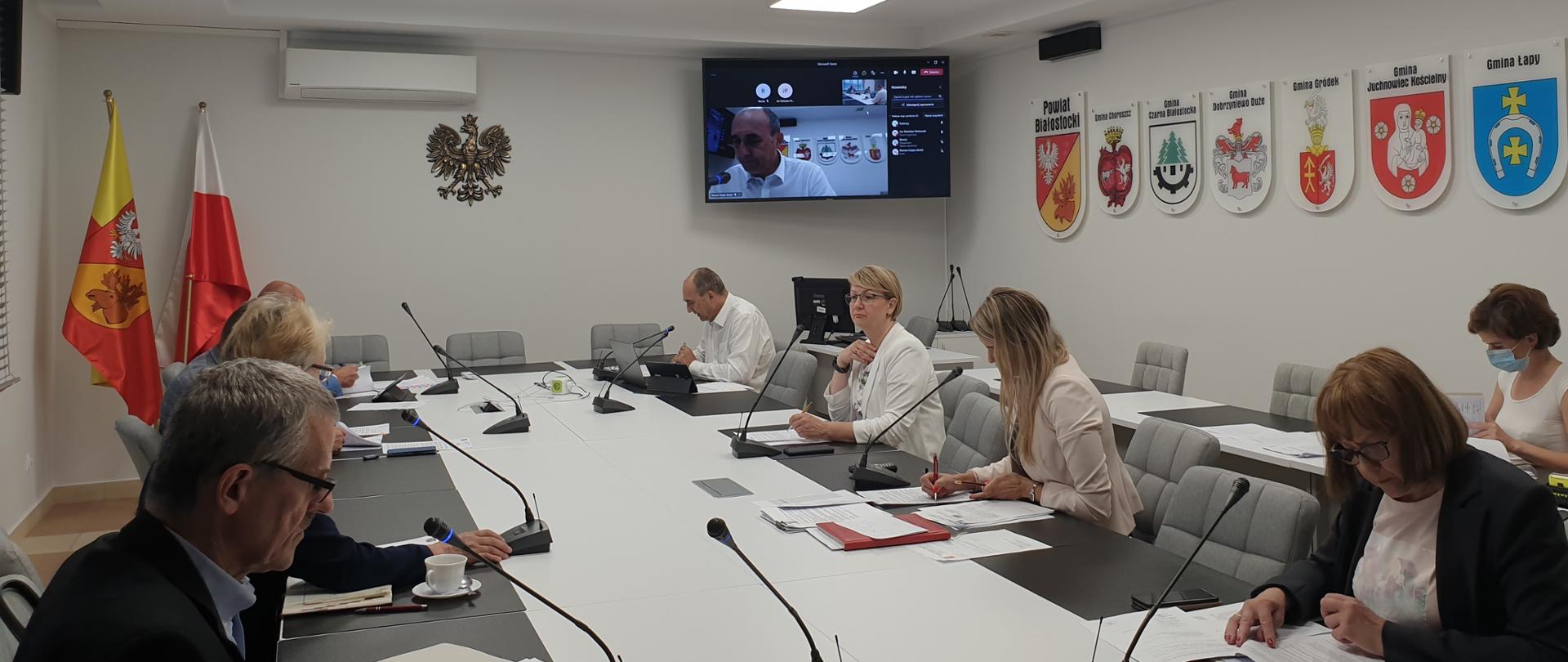 obrady zarządu na sali konferencyjnej