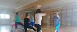 Uczestniczki zajęć podczas ćwiczeń na sali gimnastycznej