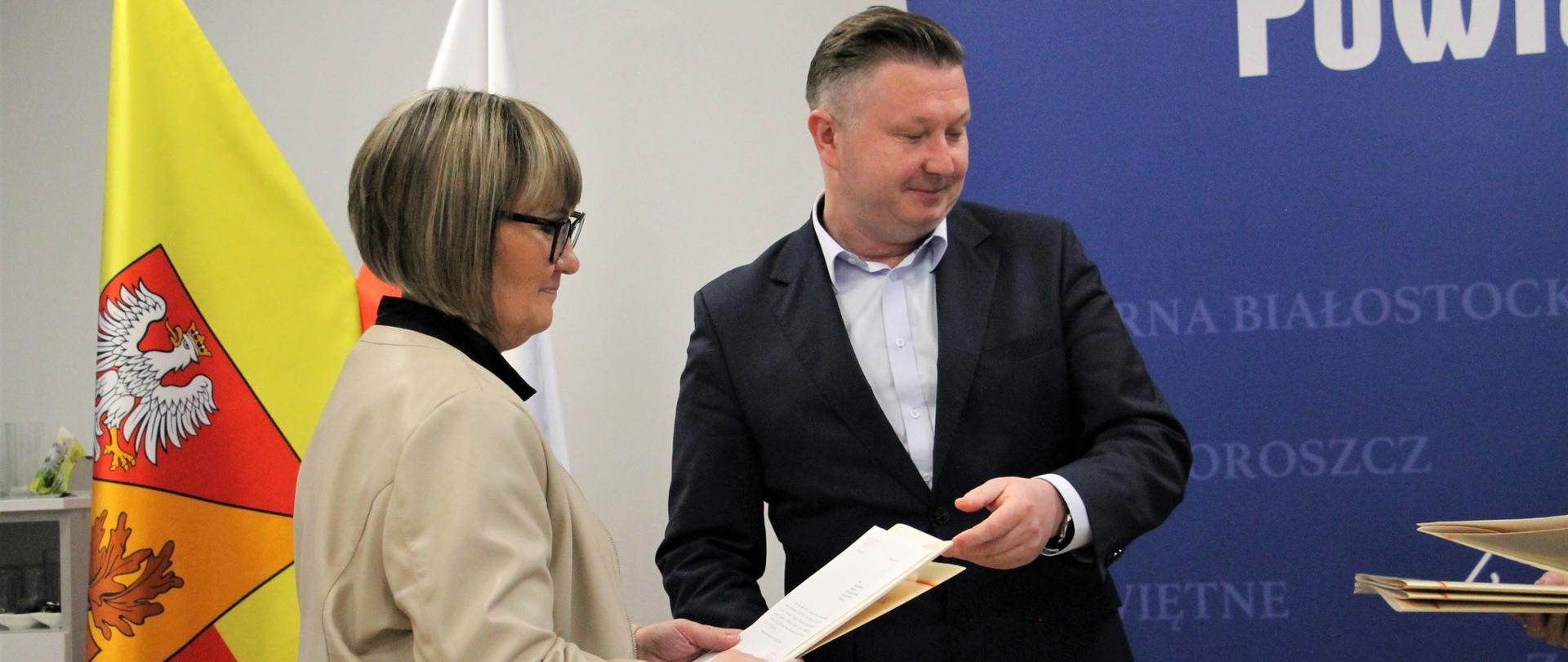 Wręczenie awansu pracownicy wydziału finansów
