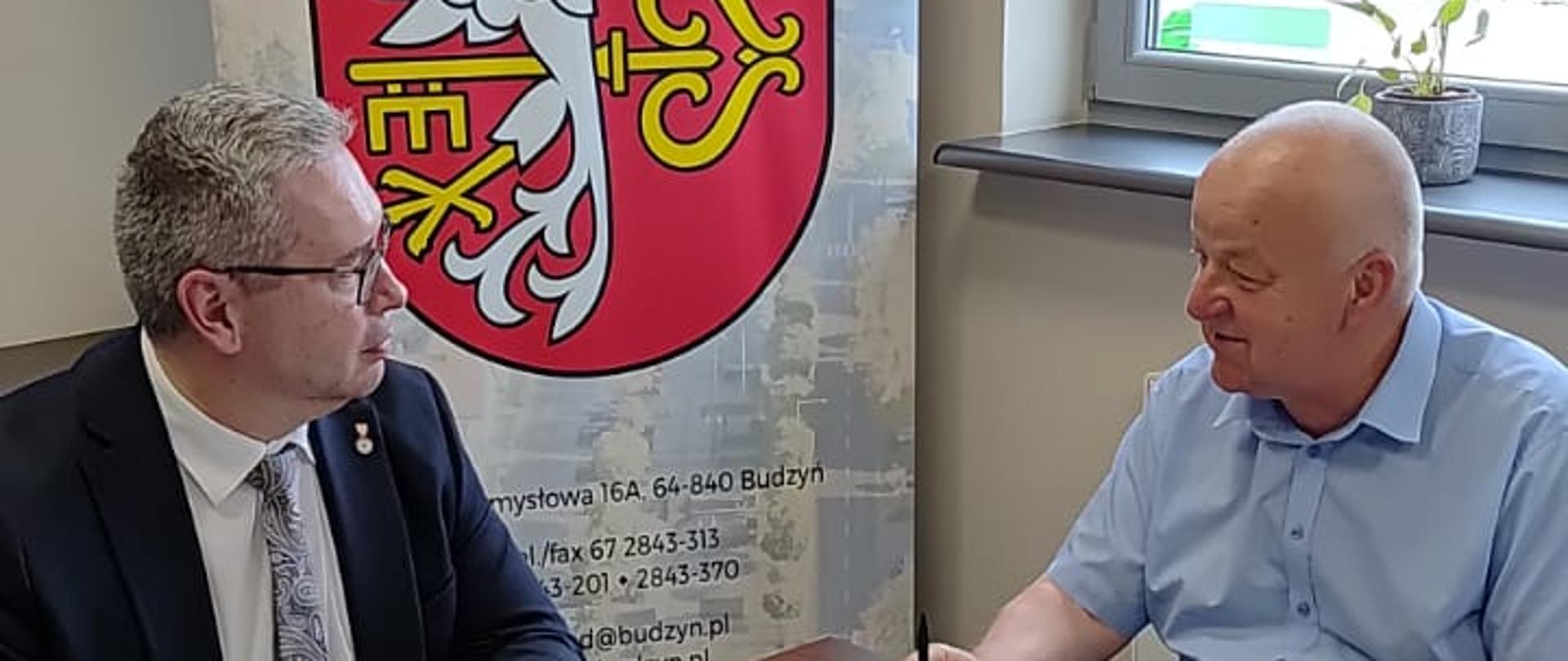 Teren relaksu nad stawem we Wyszynach