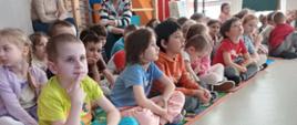 Dzieci słuchają wykładu prowadzonych przez funkcjonariuszy