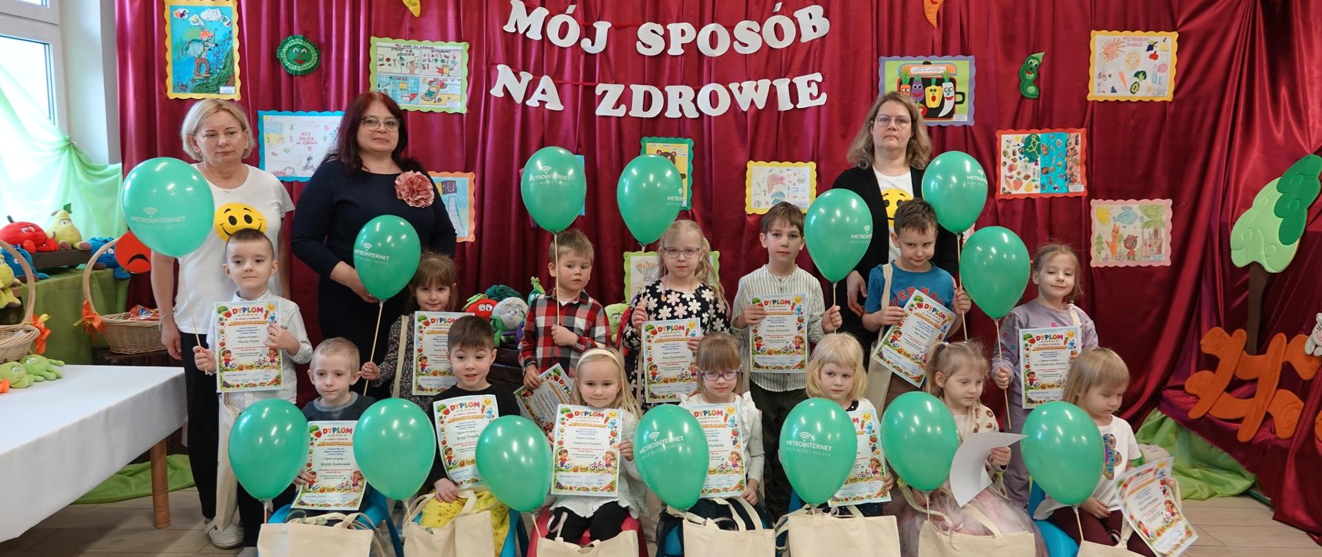 3 kobiety i dzieci z zielonymi balonami 