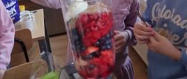 Dziewczynki z klasy 3a przygotowują koktajle.