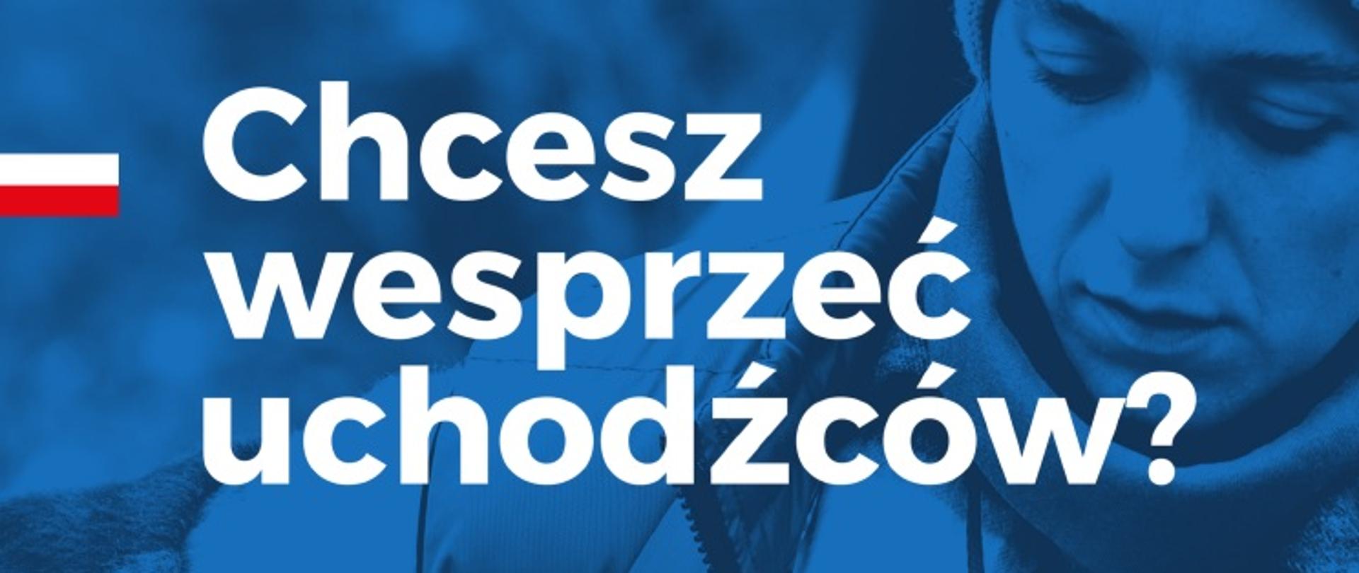 Plakat PomagamUkrainie.gov.pl - w tle zamyślona osoba oglądająca mapę ubrana w ciepłą kurtkę, czapkę i szal