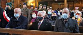 Na zdjęciu odbywa się uroczysta Masza święta w 78. rocznicę Pacyfikacji Wsi Szczecyn i Borów. Na pierwszym planie we Mszy uczestniczy Marszałek Województwa Lubelskiego Jarosław Stawiarski, Starosta Kraśnicki Andrzej Rolla, Radny Powiatu Kraśnickiego Krzysztof Skórski, okoliczni mieszkańcy oraz poczty sztandarowe.