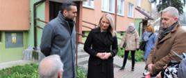 Władze powiatu polkowickiego rozmawiają z mężczyzną na wózku inwalidzkim 