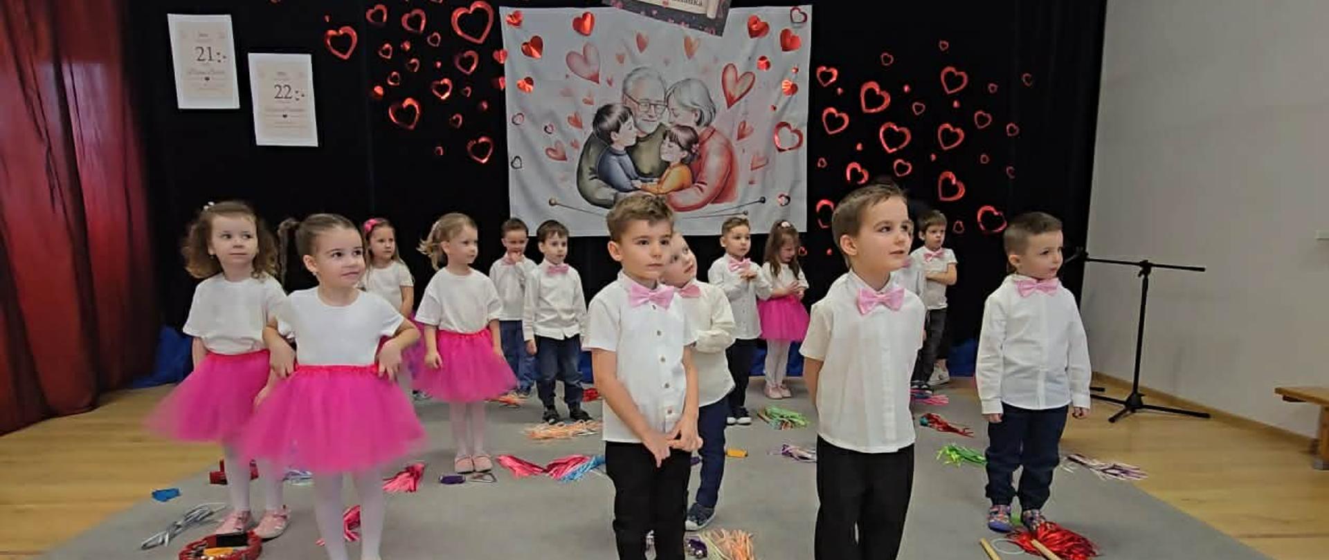 Grupa dzieci na tle dekoracji