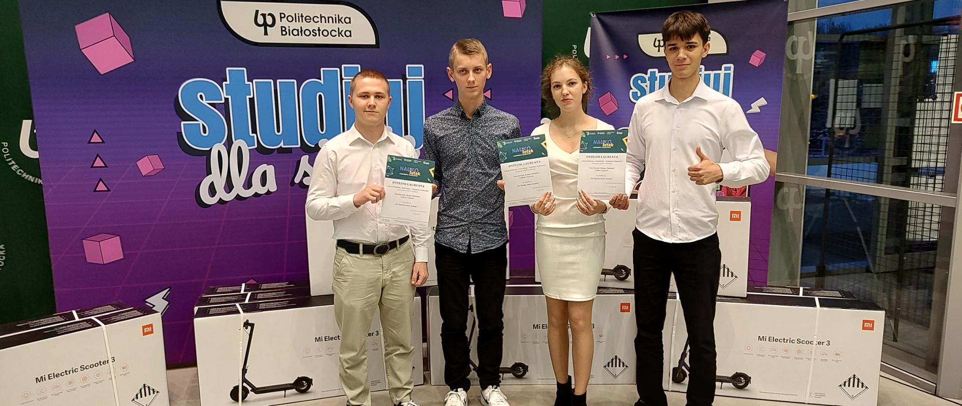 Laureaci konkursu „NAUKOLATEK”: Lena Jurczuk, Kasjan Artemiuk, Julian Czykwin oraz Jakub Ławreszuk