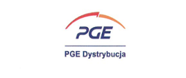 Plakat przedstawia pracowników w odzieży ochronnej, którzy przy użyciu narzędzi przycinają gałęzie i drzewa rosnące w pobliżu linii wysokiego napięcia. W tle znajduje się wysoki słup energetyczny oraz linie przesyłowe. Tekst ulotki informuje, że drzewa rosnące blisko linii mogą powodować awarie oraz przerwy w dostawie prądu.