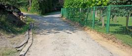 Droga obok placu zabaw w Lubeni