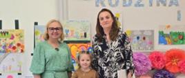 Pani Dyrektor wraz z nauczycielką i nagrodzonymi przedszkolakami, pozują do zdjęcia
