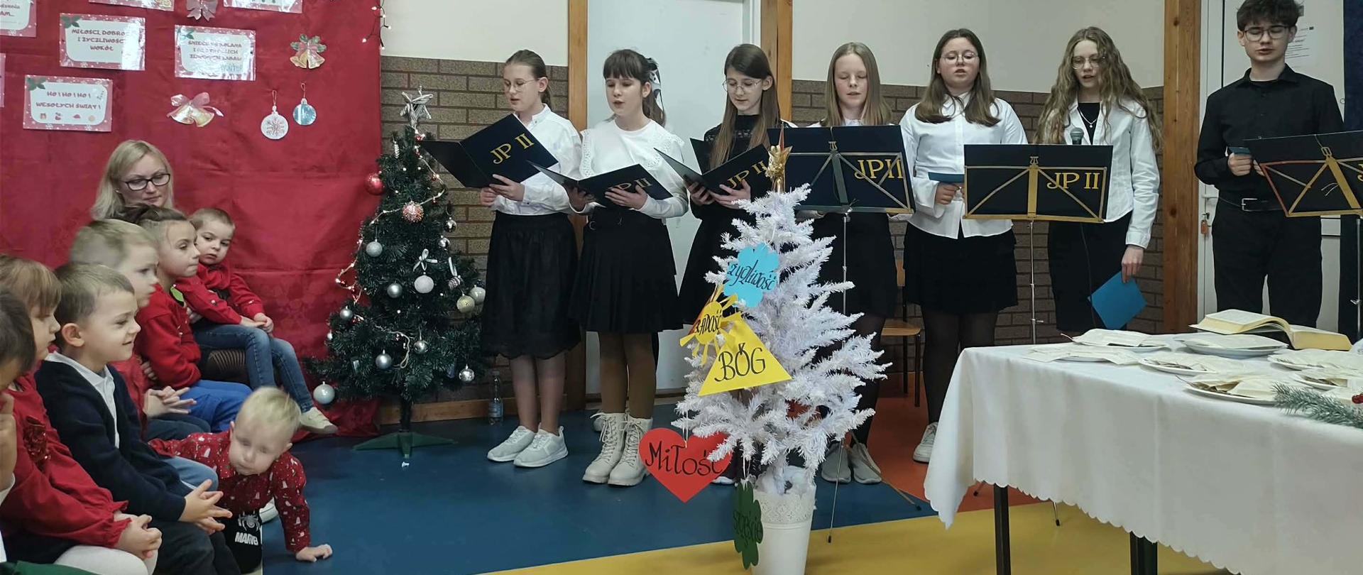 Spotkanie opłatkowe w Szkole Podstawowej im. Jana Pawła II w Żarnowie