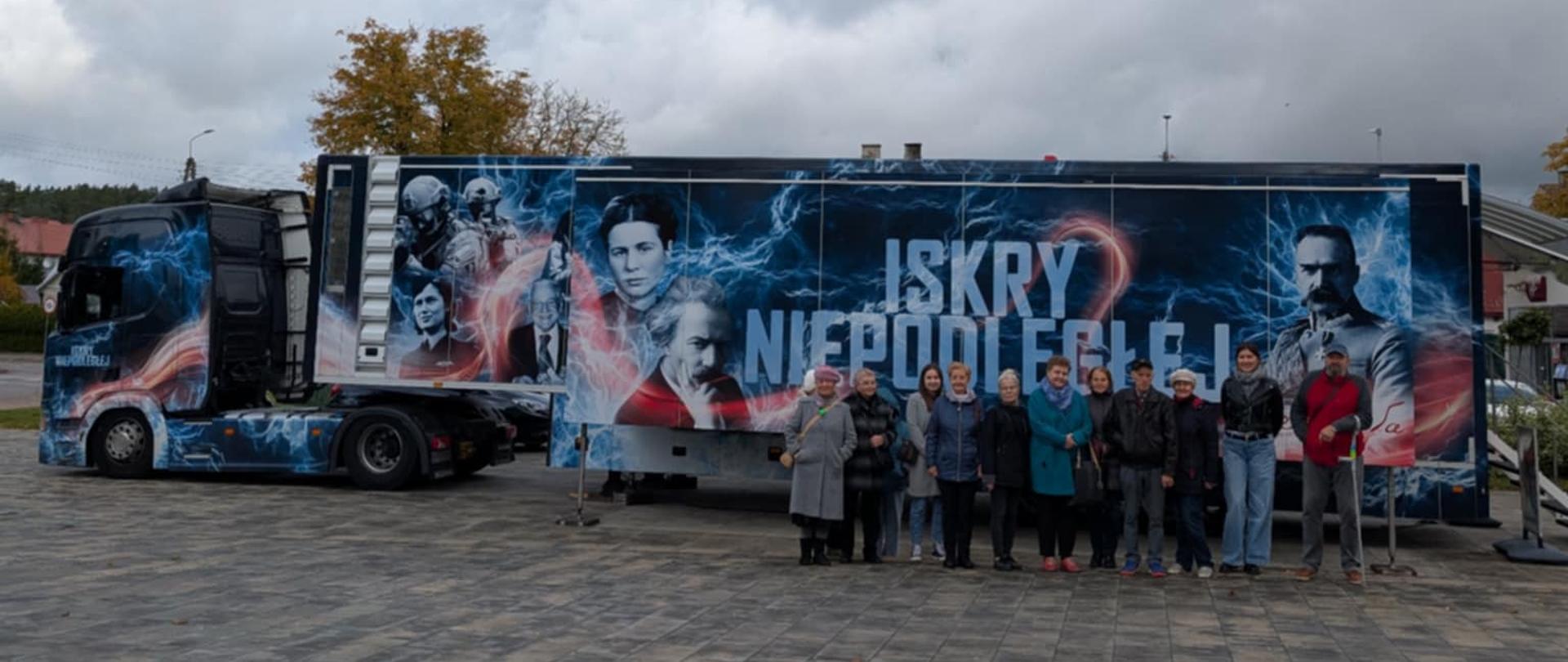 Członkowie klubu senior+ przed naczepą ekspozycyjną 