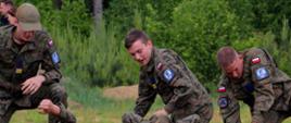 Uczniowie I LO podczas zawodów - wykonują zadanie polegające na udzieleniu pierwszej pomocy rannemu