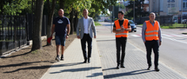 zdjęcie drogi powiatowej Nr 2678 B, na którym widoczne są osoby od prawej pracownicy Starostwa Powiatowego w Zambrowie: Wojtek Wiśniewski, Paweł Tabędzki, Wicestarosta Zambrowski oraz wykonawca robót Adam Kumycz