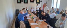Wypełnianie ankiet przez uczestników warsztatów