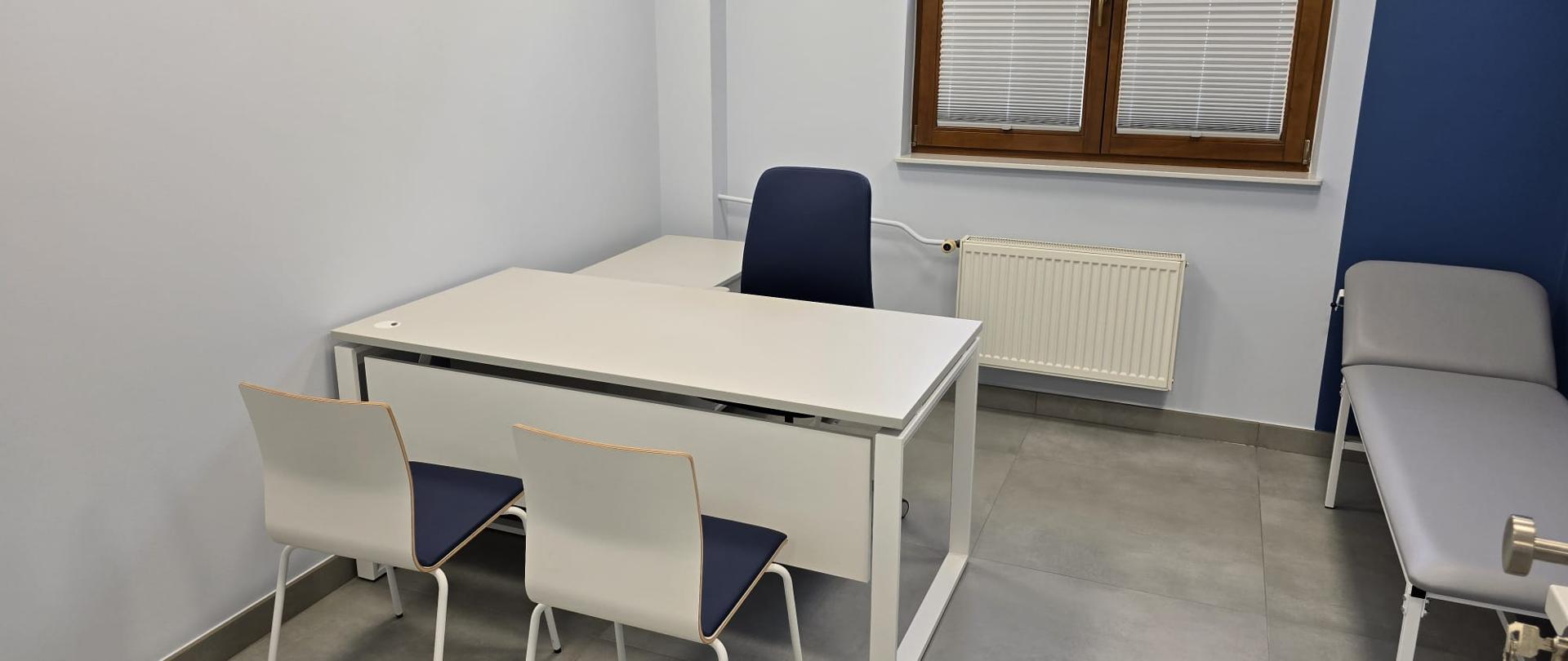 Biało granatowy gabinet lekarski z krzesłami i stołem w tych samych kolorach