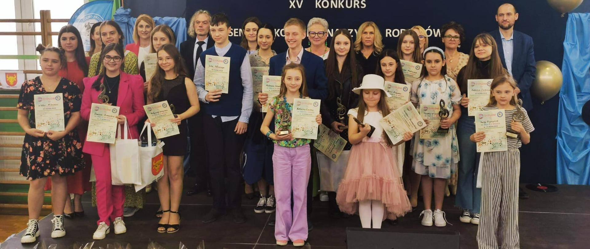 Organizatorzy i młodzież z dyplomami

