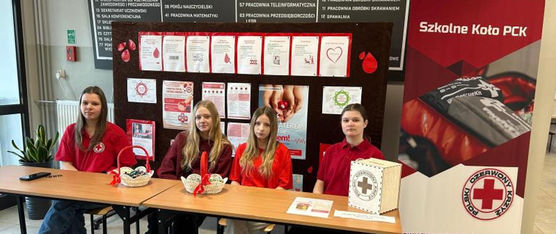 Członkowie Szkolnego Koła PCK podczas akcji krwiodawstwa