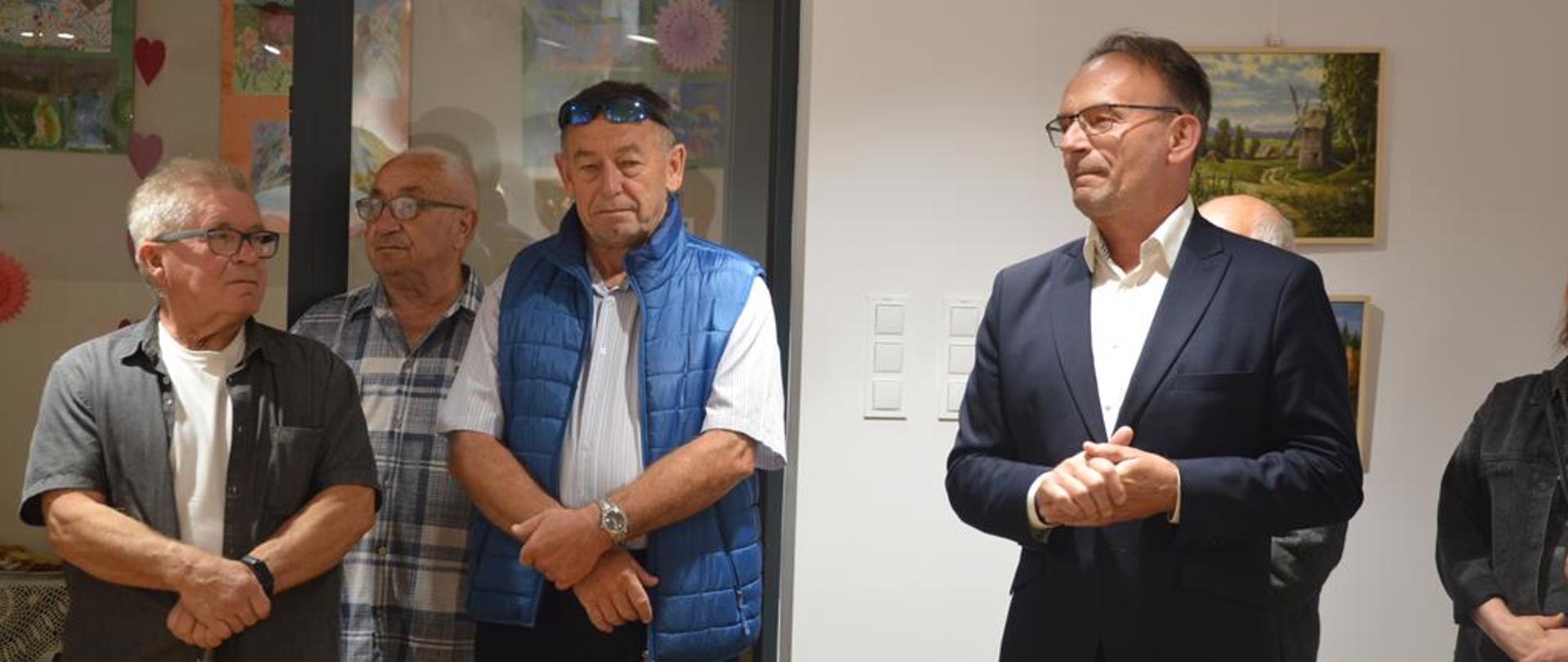 Wicestarosta Piotr Bożko na wernisażu wystawy obrazów Zbigniewa Sadowskiego „Moje Podlasie”