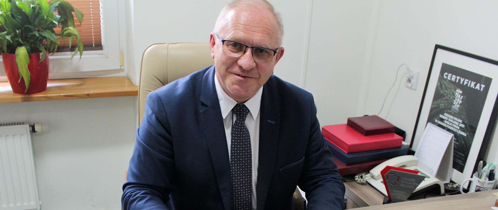 Starosta Hajnowski Andrzej Skiepko podczas podpisywania dyplomów