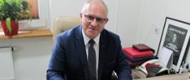 Starosta Hajnowski Andrzej Skiepko podczas podpisywania dyplomów