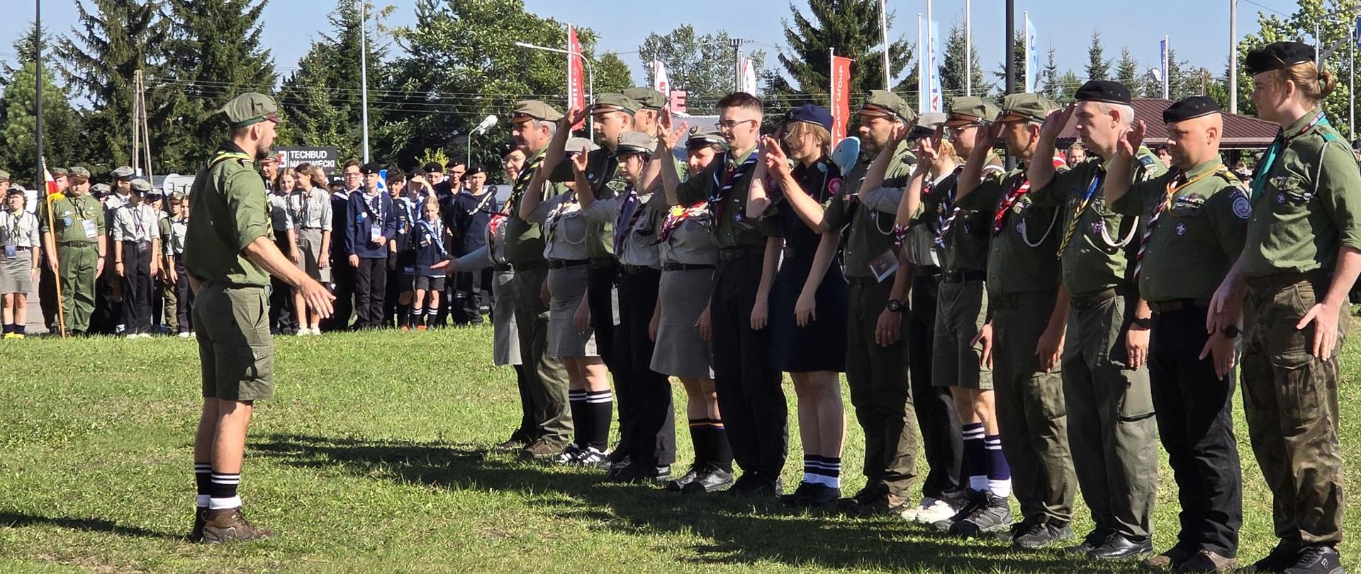 Na fotografii harcerze składający meldunek dowódcy uroczystości