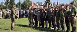 Na fotografii harcerze składający meldunek dowódcy uroczystości