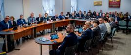 XVIII sesja Rady Powiatu Gorlickiego przy długich stołach ustawionych w podkowę trwały dyskusje nad kluczowymi uchwałami, w tym nad budżetem Powiatu Gorlickiego na 2026 rok. 