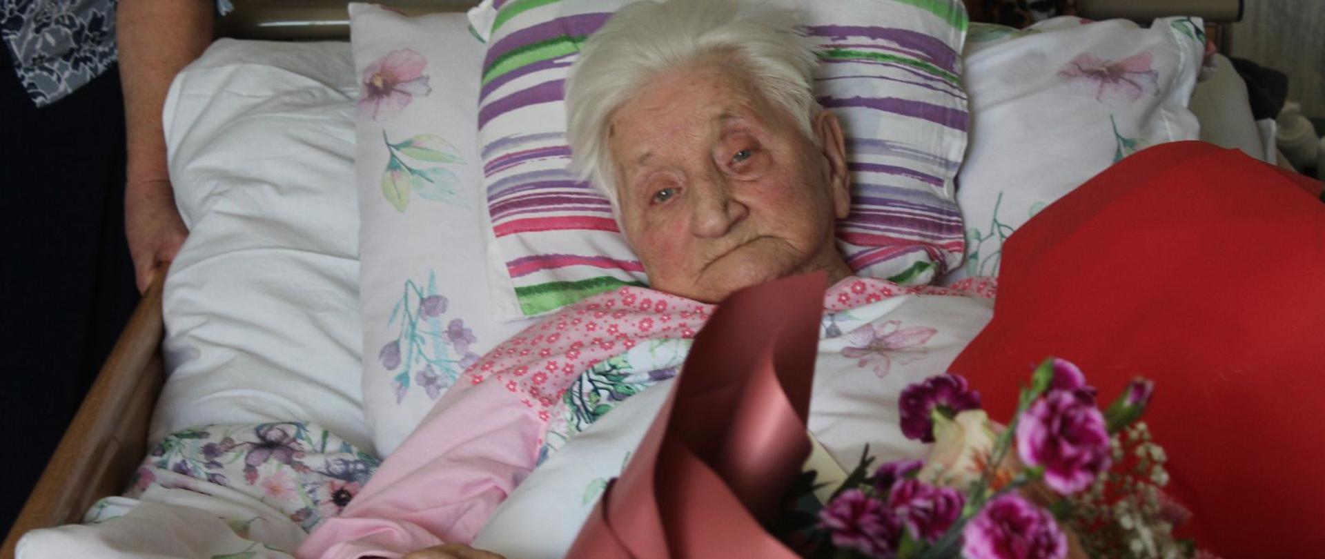 Fotografia kobiety 100 letniej jubilatki 