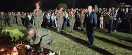 na zdjęciu znajdują się uczestnicy uroczystego capstrzyku, apelu pamięci legionistów pod pomnikiem bitwy pod Skrzeszewem
