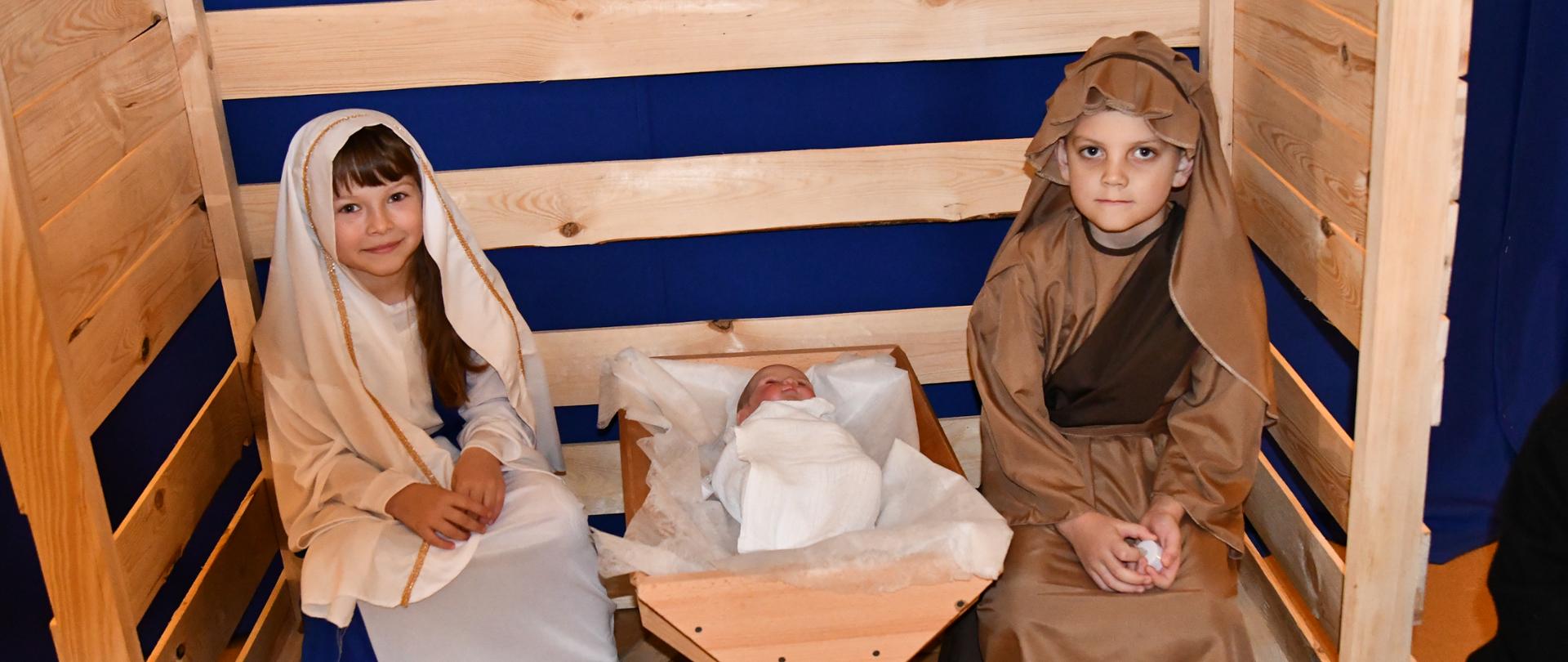 Dzieci grające Maryję i Józefa
