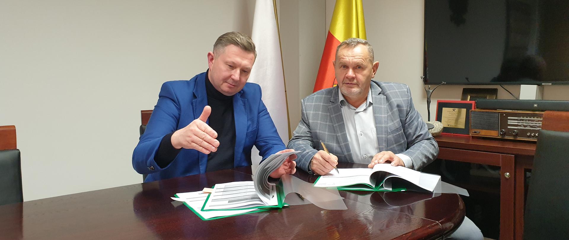 Jan Perkowski i Jan Gradkowski podpisują wnioski do II naboru