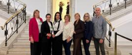 Wspólne zdjęcie opiekunów grupy z posłankami - Alicją Łepkowską - Gołaś i Barbarą Okułą