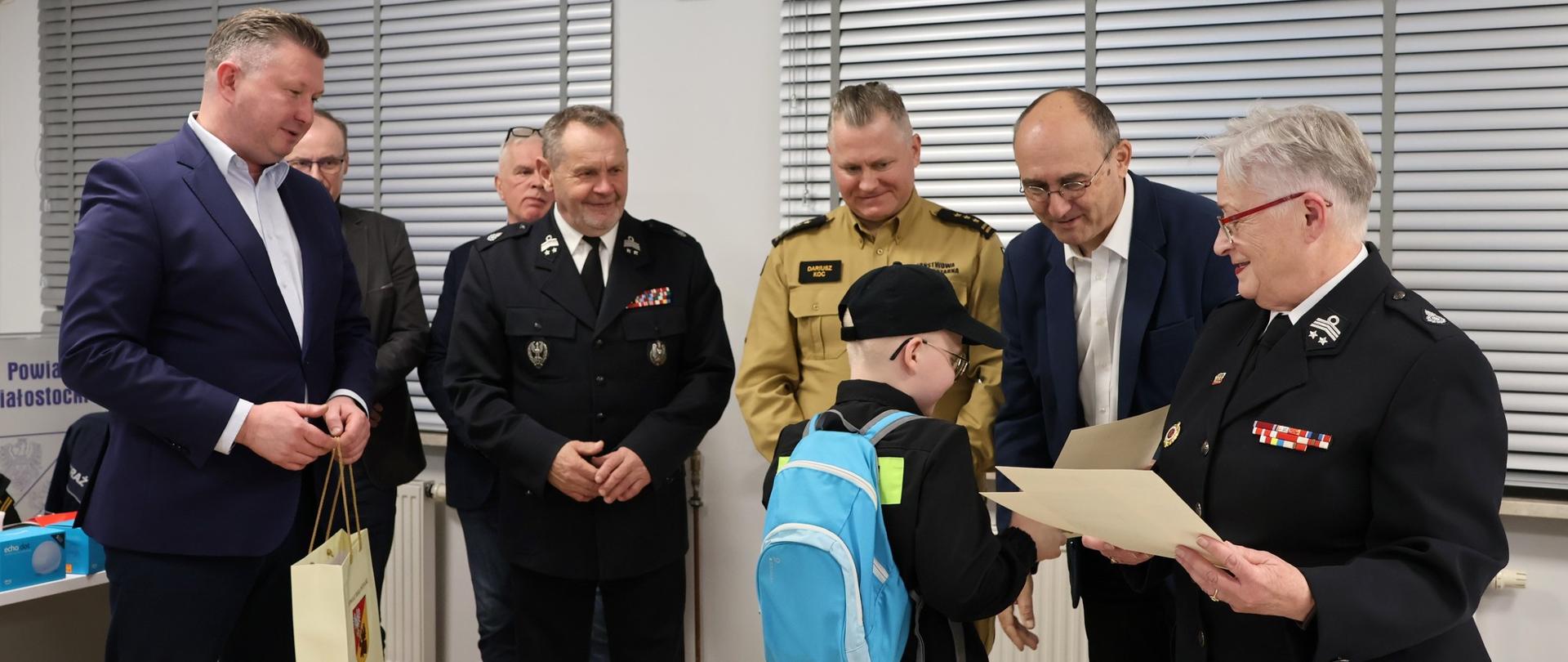 Organizatorzy wręczają nagrody